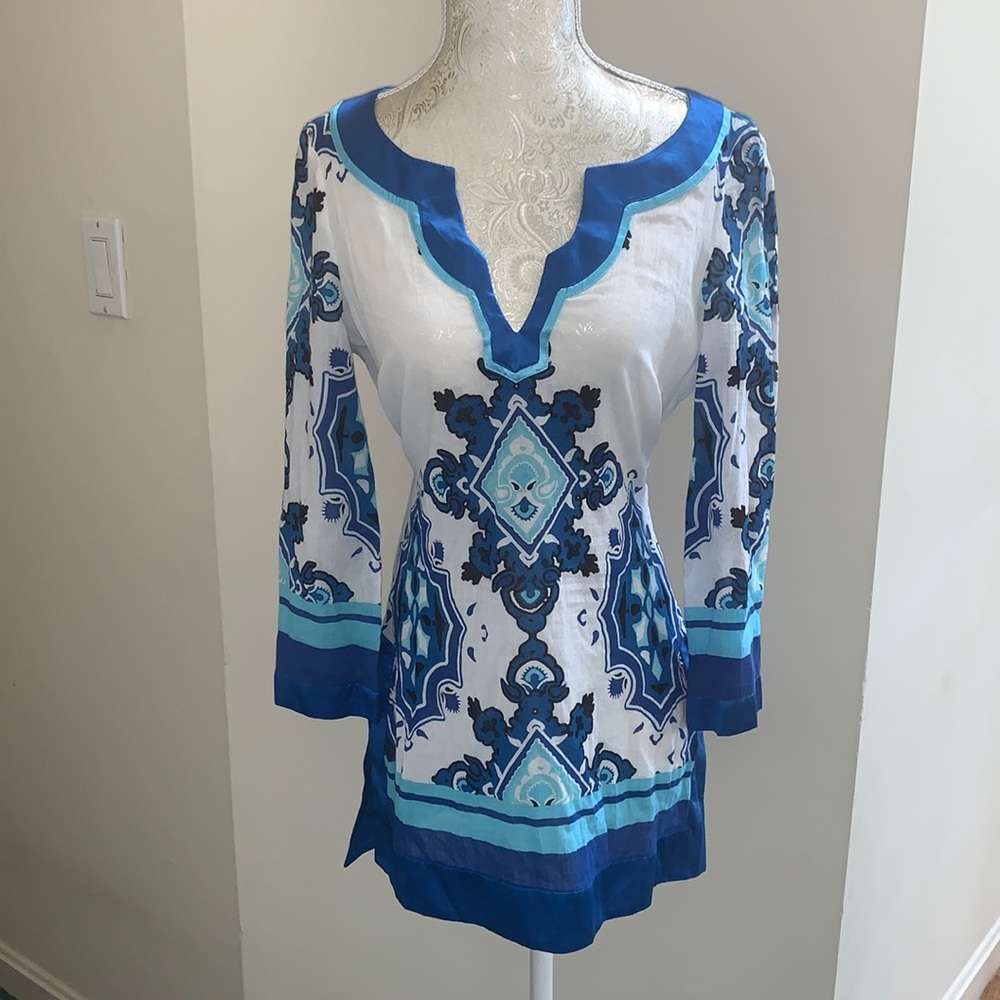 Bebe 3/4 sleeve bold paisley pattern tunic with side slits at hips and back tie.